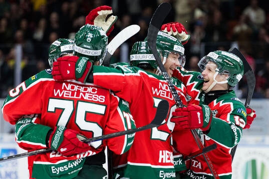 Frölundas Christian Folin jublar med lagkamrater
