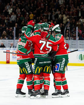 Frölundas Christian Folin jublar med lagkamrater