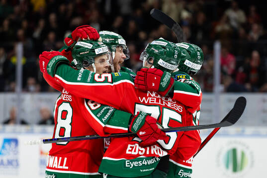 Frölundas Christian Folin jublar med lagkamrater