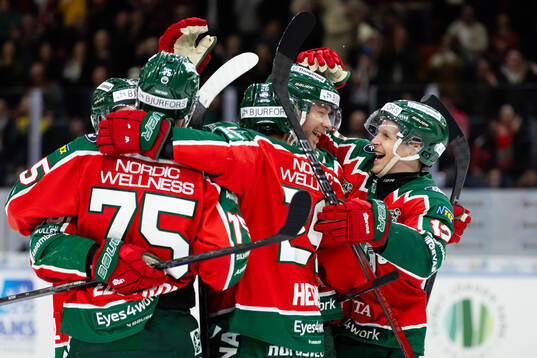 Frölundas Christian Folin jublar med lagkamrater