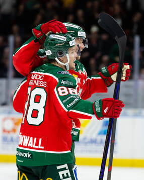 Frölundas Christian Folin jublar ihop med Malte Strömwall