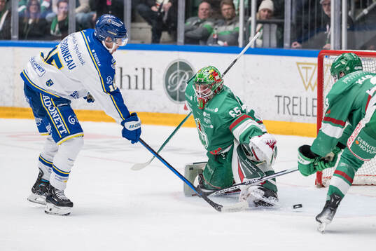 Leksands Max Veronneau gör 0-1 på Rögles målvakt