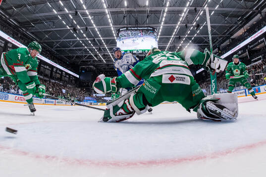 Leksands Max Veronneau gör 0-1under ishockeymatchen i SHL