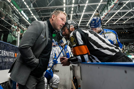 Leksands assisterande tränare Mikael Karlberg och Domare