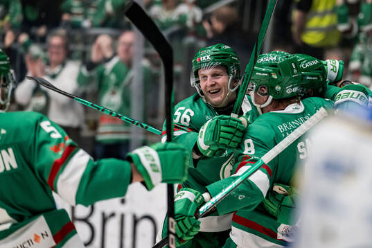 Rögles Adam Engström med Linus Sandin jublar
