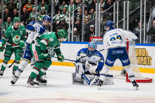 Rögles Dennis Everberg  framför Leksands målvakt Filip