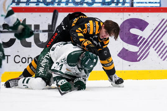 Färjestads Michael Lindqvist och Skellefteås Axel Sandin