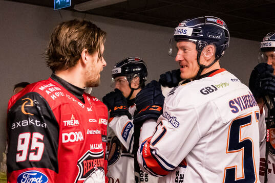 Malmö Redhawks Carl Persson och Växjös Emil Sylvegård