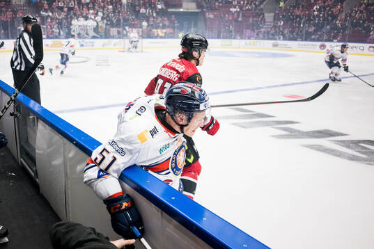 Växjös Emil Sylvegård och Malmö Redhawks Axel Sundberg