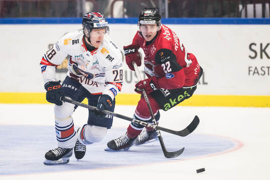 Växjös Hugo Gustafsson och Malmö Redhawks Janne Kuokkanen