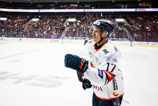 Växjös Gabriel Carlsson jublar
