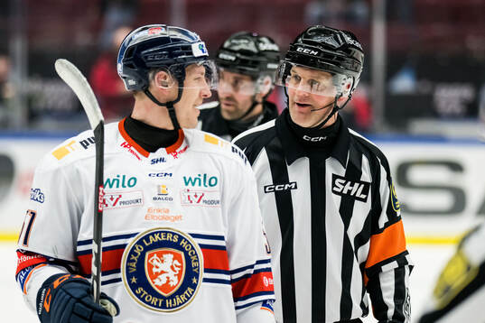 Domare Mikael Nord och Växjös Emil Sylvegård