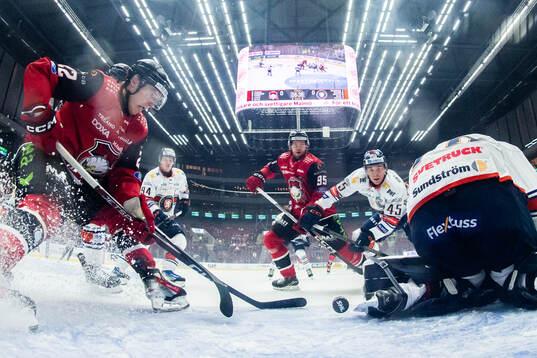 Malmö Redhawks Janne Kuokkanen gör 1-0 bakom målvakt