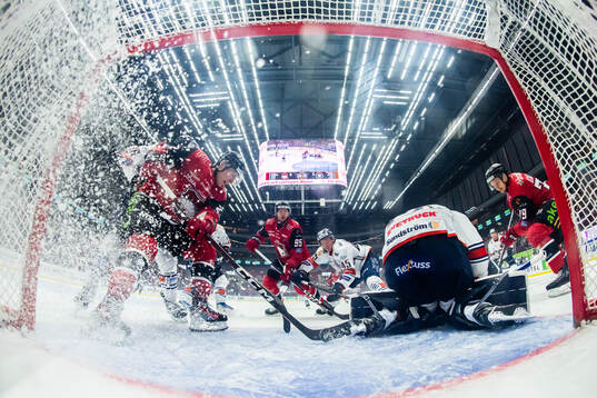 Malmö Redhawks Janne Kuokkanen gör 1-0 bakom målvakt