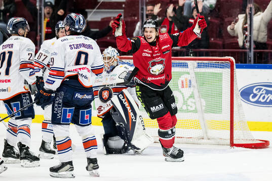 Malmö Redhawks Albert Sjöberg jublar