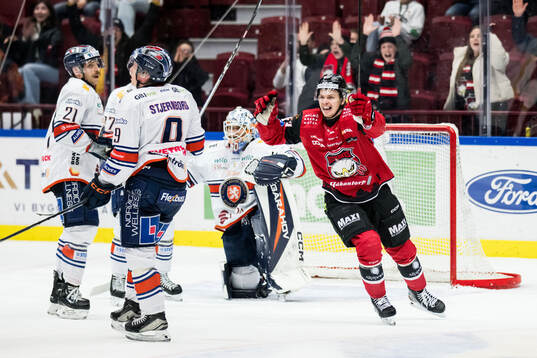Malmö Redhawks Albert Sjöberg jublar