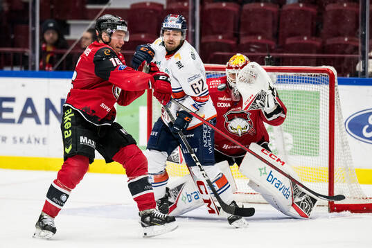 Malmö Redhawks Matias Lassen och målvakt Adam Werner och