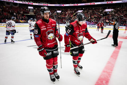 Malmö Redhawks Carl Persson och Janne Kuokkanen deppar