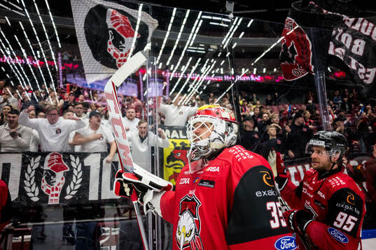 Malmö Redhawks målvakt Adam Werner och Carl Persson jublar