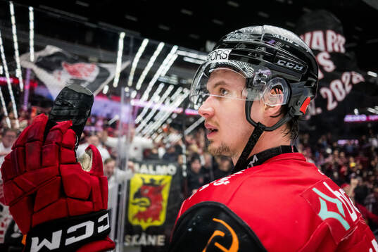 Malmö Redhawks Adam Ollas Mattsson jublar