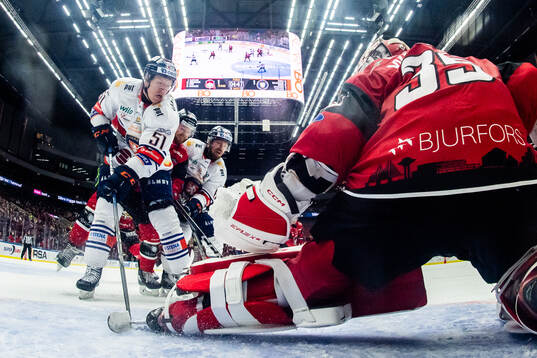 Växjös Emil Sylvegård oroar mot Malmö Redhawks målvakt