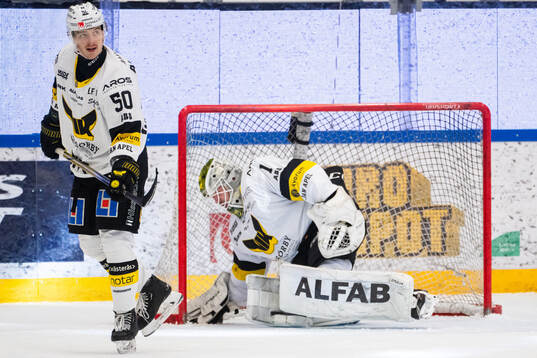 Västerås Hugo Rikkilä och målvakt Niklas Lundström