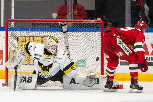 Moras Noah Steen gör 2-0 på Västerås målvakt Niklas