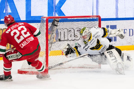 Moras Måns Carlsson gör 3-1 på Västerås målvakt