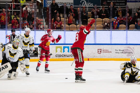 Moras Petter Vesterheim och Noah Steen jublar