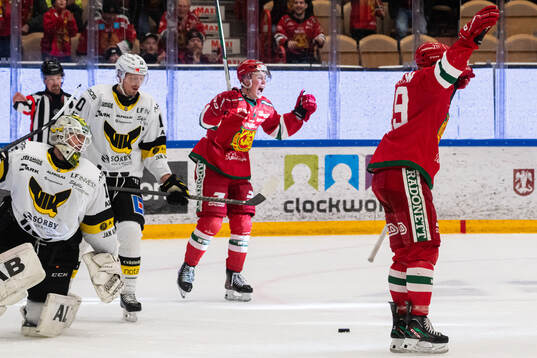 Moras Petter Vesterheim och Noah Steen jublar