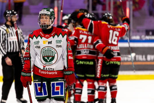 Besviken Frölundas Andrea Dalen framför jublande Luleå /