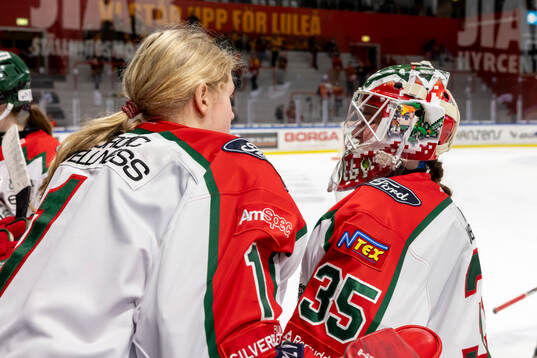 Frölundas Stephanie Neatby  och Maja Helge