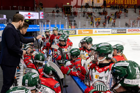 Time out och Frölundas tränare Erika Holst  ger direktiv