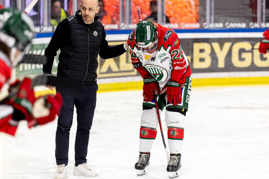 Frölundas Andrea Dalen  hjälps av isen