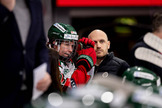 Frölundas Andrea Dalen  tittas till av lagledare