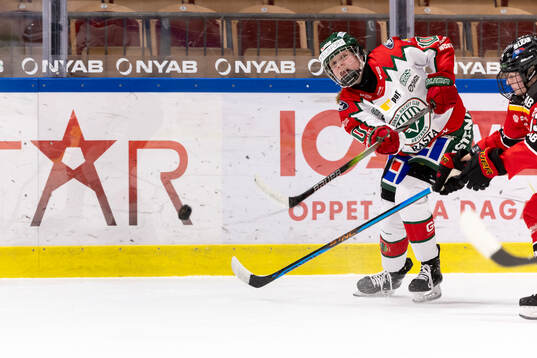 Frölundas Emilia Vesa passar pucken