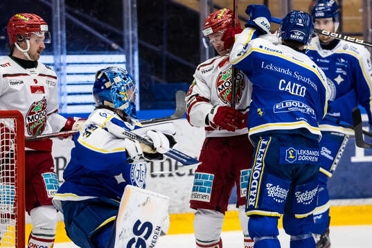 Leksands målvakt Filip Larsson och MoDos Mikkel Aagaard