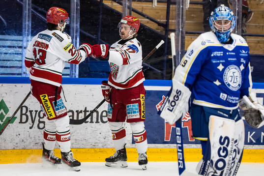 MoDos Josh Dickinson och Riley Woods jublar