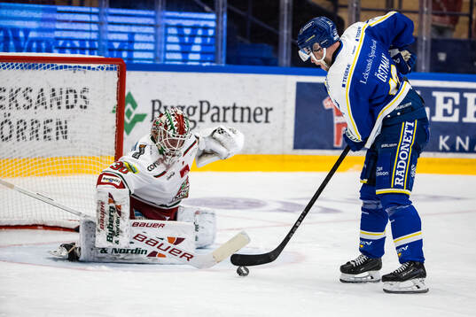 MoDos målvakt Lassi Lehtinen och Leksands Kalle Östman
