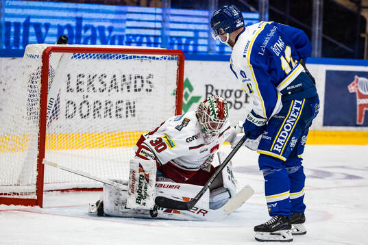 MoDos målvakt Lassi Lehtinen och Leksands Kalle Östman