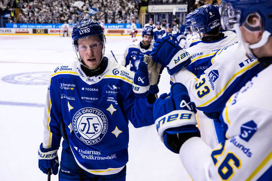 Leksands Kalle Östman jublar 5-3