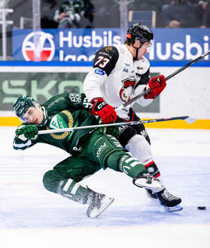 Färjestads Liam Öhgren och Malmö Redhawks Adam Ollas