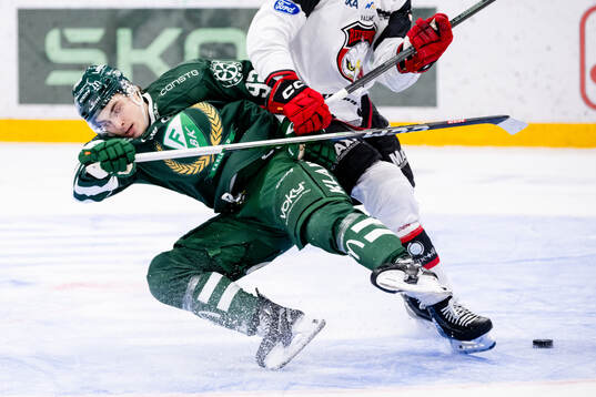 Färjestads Liam Öhgren och Malmö Redhawks Adam Ollas