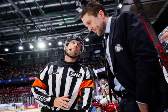 Domare Andreas Harnebring i samtal med Malmö Redhawks