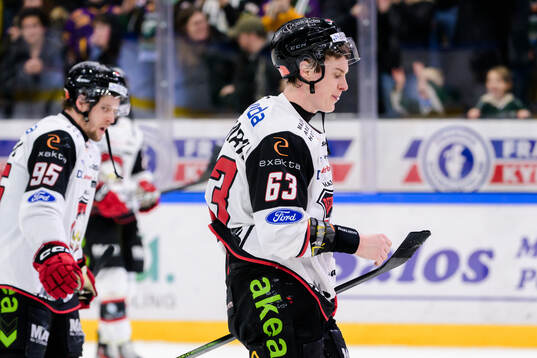 Malmö Redhawks Carl Persson och Fredrik Händemark deppar