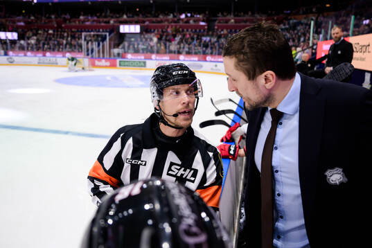 Domare Andreas Harnebring och Malmö Redhawks tränare