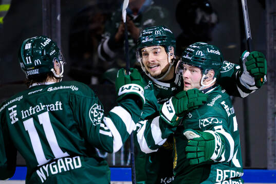 Färjestads David Tomasek och Axel Bergkvist jublar
