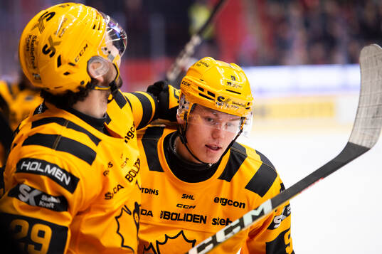 Skellefteås Dylan Sikura och Lukas Vesterlund jublar