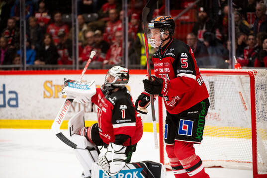 Örebros Gustav Backström och målvakt Jhonas Enroth deppar