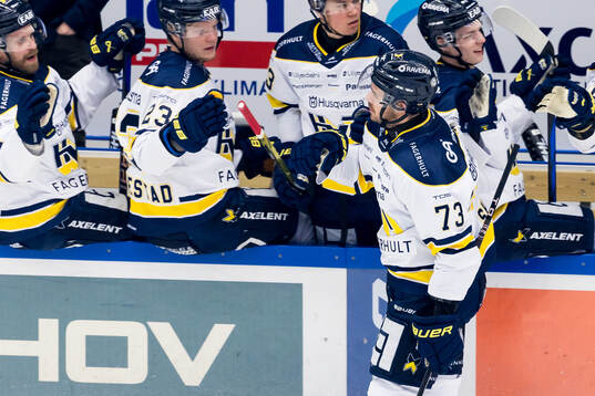 HV71s Nicholas Shore jublar